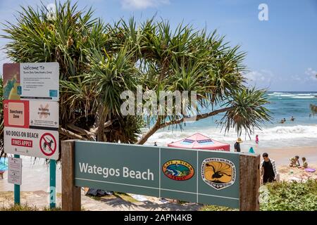 Byron Bay et Wategos Beach, cape byron, nord de la Nouvelle-Galles du Sud, Australie les gens se détendent sur la plage des étés jour 2020 Banque D'Images