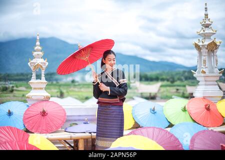 Portrait de Belles femmes thaïlandaises en costume traditionnel de Lanna, parapluie fait main faisant le style vintage en Thaïlande Banque D'Images