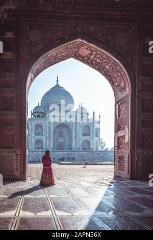 Femme en saurée/sari rouge dans le Taj Mahal, Agra, Uttar Pradesh, Inde Banque D'Images