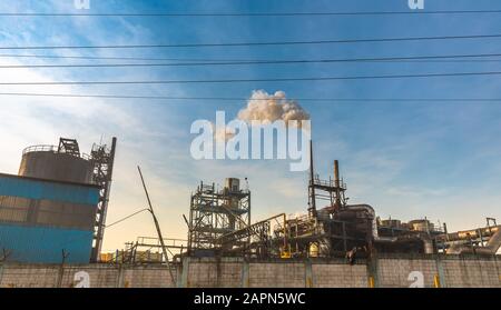 Fumée polluée émise par la cheminée d'une petite industrie. Banque D'Images