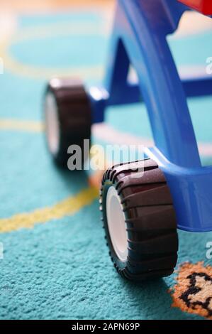 Photo verticale des roues d'un jouet pour enfants Banque D'Images