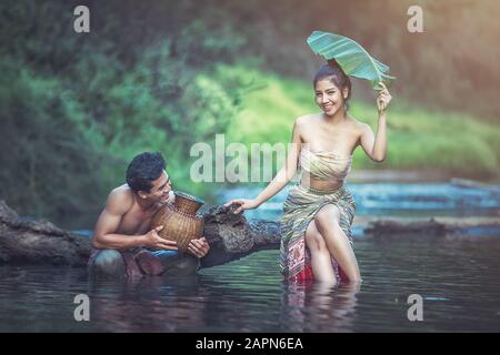 Couple asiatique famille bonheur temps dans la campagne de Thaïlande Banque D'Images