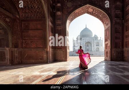 Femme en saurée/sari rouge dans le Taj Mahal, Agra, Uttar Pradesh, Inde Banque D'Images