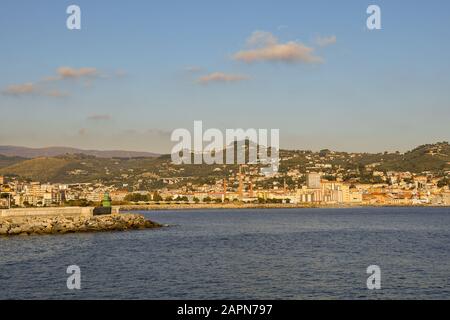 Vue panoramique sur la ville côtière d'Oneglia sur la Riviera des fleurs avec le phare vert en hiver ensoleillé, Imperia, Ligurie, Italie Banque D'Images