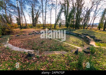 Vue sur l'ancien théâtre romain du site archéologique de Dion. Pieria, Macédoine, Grèce Banque D'Images