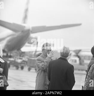 Richard Burton filmant aujourd'hui à l'aéroport de Schiphol, enregistrement de scène sur la plate-forme [enregistrements film The Spy Qui Est Venu du froid] Date: 26 avril 1965 lieu: Noord-Holland, Schiphol mots clés: Acteurs, films, stars de cinéma, aéroports Nom personnel: Burton Richard Banque D'Images