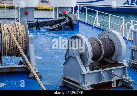 Vue sur l'équipement d'un arc de ferry.en arrière-plan le port du Pirée et les navires ancrés Banque D'Images