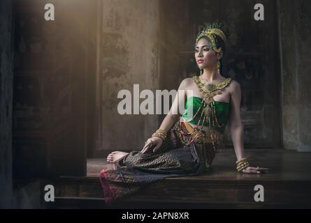 Femme asiatique portant une robe thaï typique (traditionnelle), tenue originale de Thaïlande vintage , culture d'identité de Thaïlande Banque D'Images