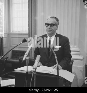 Avis de radiodiffusion et de télévision à la Chambre le ministre Vrolijk répond à la Chambre Date: 7 juillet 1965 mots clés: Nom de La Personne politique: Vrolijk, Maarten Banque D'Images