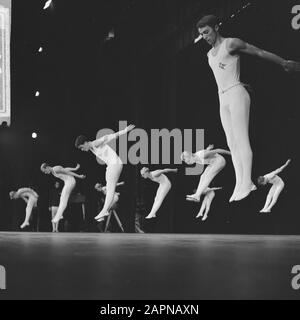 40ème anniversaire de l'Académie d'éducation physique à Amsterdam Performance de l'équipe de démonstration au Palais des Congrès Date: 24 octobre 1965 lieu: Amsterdam, Noord-Holland mots clés: Démonstrations, anniversaires, éducation physique, éducation, gymnastique Banque D'Images