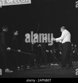 40ème anniversaire de l'Académie d'éducation physique à Amsterdam Performance de l'équipe de démonstration au Palais des Congrès Date: 24 octobre 1965 lieu: Amsterdam, Noord-Holland mots clés: Démonstrations, anniversaires, éducation physique, éducation, écrans Banque D'Images