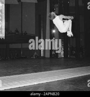 40ème anniversaire de l'Académie d'éducation physique à Amsterdam Performance d'un membre de l'équipe de démonstration à la salle des congrès Date: 24 octobre 1965 lieu: Amsterdam, Noord-Holland mots clés : démonstrations, éducation physique, éducation, gymnastique Banque D'Images