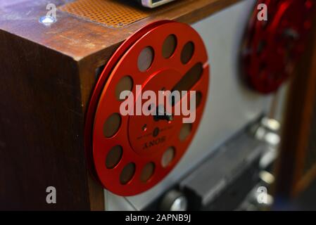 Saigon, Vietnam - Sep 29, 2019. Platine vinyl record player audio en vente à la boutique au centre-ville de Saigon, Vietnam. Banque D'Images