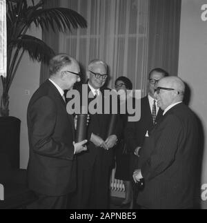 Prix du Prix Dr. Saal van Zwanenberg 1965, qui sont décernés une fois tous les deux ans pour une oeuvre scientifique spéciale dans le domaine de la pharmacothérapie Dr. Saal van Zwanenberg (r.) en conversation avec les lauréats Dr. G.A. Overbeek, Dr. E.H. Reerink et Prof. Dr. E. Havinga Date: 8 novembre 1965 mots clés: Prix, nom De la personne de recherche: Havinga, E., Overbeek, G.A., Reerink, E.H., Zwanenberg, Saal van Banque D'Images