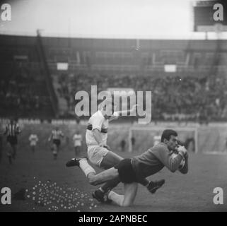 Match de football DWS contre PSV à Amsterdam: 2-2; Geurtsen in duel avec gardien de but Strich (PSV) Date: 28 novembre 1965 lieu: Amsterdam, Noord-Holland mots clés: Duels, gardien de but, sport, football Nom personnel: Geurtsen, français, Strich, Horst-Dieter Banque D'Images