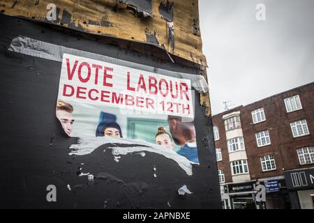 Affiche sur les élections générales déchirées et déchirées à Finchley, Londres, Royaume-Uni Banque D'Images