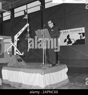 Le ministre Suurhof a ouvert ses portes en sonnant le nouveau système de roulis ou de suspension entre Europoort et Hull Date: 18 décembre 1965 mots clés: Ministres, ouvertures Nom personnel: Suurhoff, Ko Nom de l'institution: Europoort Banque D'Images