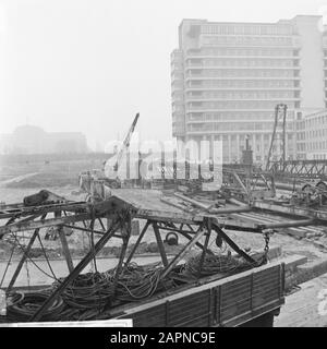 Préparations du terrain et de l'empilage pour la Faculté de médecine, près de l'hôpital Dijkzigt Date : 1 février 1966 lieu : Rotterdam, Zuid-Holland mots clés : facultés de médecine, hôpitaux Banque D'Images