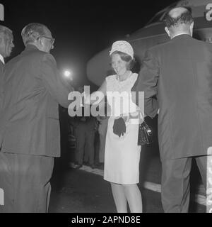 Princesse Beatrix et Claus au Suriname, la princesse Beatrix a présenté à M. J. Lachmon (Président États Suriname) Date : 4 juillet 1966 mots clés : princesses, présidents Nom personnel : Beatrix , princesse, Claus, prince, Lachmon, J., États Banque D'Images