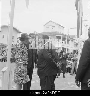 Princesse Beatrix et Claus au Suriname, le couple au ministère des Affaires générales reçu par le premier ministre Pengel Date: 7 juillet 1966 lieu: Paramaribo, Suriname mots clés: Maison royale, ministères, reçus, premiers ministres, princes, princesses Nom personnel: Beatrix, princesse, Claus, prince Banque D'Images