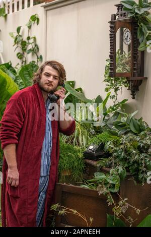 RHS Garden Wisley, Surrey, Royaume-Uni. 24 janvier 2020. Dans la Glasshouse à RHS Wisley, une maison victorienne perdue et abandonnée a été envahie par des maisons de campagne. Chaque chambre est remplie de plantes, cultivées avec beaucoup de contrôle, d'un salon de palmiers se prélasser dans un fauteuil à un fougon géant prenant une baignoire. Maison géante Takeover, une nouvelle exposition à RHS Garden Wisley du 25 janvier au 1er mars 2020, pour vous inspirer à garder les plantes ménagères. Crédit : Malcolm Park/Alay Live News. Banque D'Images