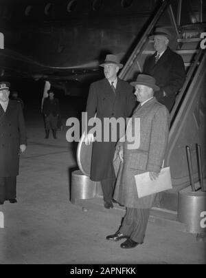 Départ Schiphol à la Commission américaine De Trois annotations : sujet la Commission des Bons services des Nations Unies, composée de l'américain Frank P Graham (haut), de l'australien Richard Kirby (bas) et du belge Paul van Zeeland (milieu) Date : 31 janvier 1948 lieu : Noord-Holland, Schiphol mots clés : Arrivée et départ, commissions, organisations internationales, aéroports Nom personnel : Graham, Frank P., Kirby, Richard, Zeeland, Paul Banque D'Images