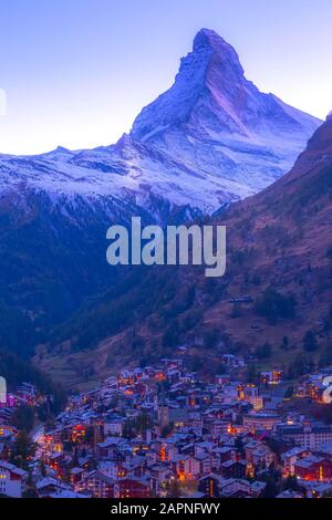 Zermatt, en Suisse, vue aérienne nocturne de la ville et le pic de neige de Matterhorn dans la célèbre station de ski suisse, les Alpes suisses Banque D'Images