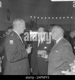 Ouverture officielle par Prins Bernhard de la raffinerie Mobil Oil à Amsterdam réception à l'occasion de l'ouverture Date : 24 septembre 1968 lieu : Amsterdam, Noord-Holland mots clés : portraits de groupe, réceptions Nom de l'établissement : Mobil Oil Banque D'Images