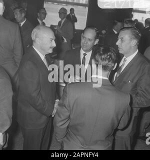 Ouverture officielle par Prins Bernhard de la raffinerie Mobil Oil à Amsterdam réception à l'occasion de l'ouverture Date : 24 septembre 1968 lieu : Amsterdam, Noord-Holland mots clés : portraits de groupe, réceptions Nom de l'établissement : Mobil Oil Banque D'Images