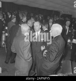 Ouverture officielle par Prins Bernhard de la raffinerie Mobil Oil à Amsterdam réception à l'occasion de l'ouverture Date : 24 septembre 1968 lieu : Amsterdam, Noord-Holland mots clés : portraits de groupe, réceptions Nom de l'établissement : Mobil Oil Banque D'Images