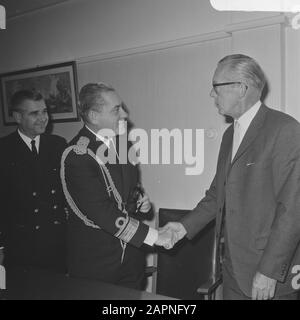 Karel Doorman a vendu à Argentinie Schout au cna Iriart (à gauche) et à M. W.M. Mât signe l'acte de transfert sur min. Van Defense of the Navy à Date: 14 octobre 1968 lieu: Den Haag, Zuid-Holland mots clés: Transferts, Signes, actes Nom personnel: Iriart, Mast, W.M. Banque D'Images