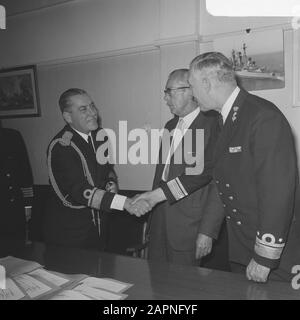 Karel Doorman a vendu à Argentinie Schout au cna Iriart (à gauche) et à M. W.M. Mât signe l'acte de transfert sur min. Van Defense of the Navy à Date: 14 octobre 1968 lieu: Den Haag, Zuid-Holland mots clés: Transferts, Signes, actes Nom personnel: Iriart, Mast, W.M. Banque D'Images