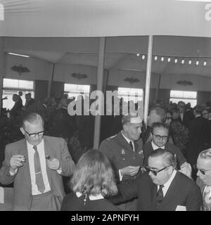 Ouverture officielle par Prins Bernhard de la raffinerie Mobil Oil à Amsterdam réception à l'occasion de l'ouverture Date : 24 septembre 1968 lieu : Amsterdam, Noord-Holland mots clés : portraits de groupe, réceptions Nom de l'établissement : Mobil Oil Banque D'Images