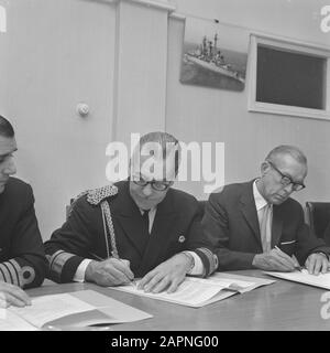 Karel Doorman a vendu à Argentinie Schout à nacht Iriart (à gauche) et à M. W.M. Mât signe l'acte de transfert sur min. De la Défense de la Marine Date: 14 octobre 1968 lieu: Den Haag, Zuid-Holland mots clés: Transferts, Signes, actes Nom personnel: Iriart, Mast, W.M. Banque D'Images