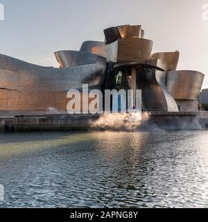 Le revêtement en titane à l'extérieur du musée Guggenheim conçu par Frank Gehry. Banque D'Images