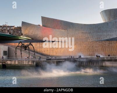 Maman, une sculpture géante d'araignée à l'extérieur du musée Guggenheim à Bilbao, en Espagne. Banque D'Images