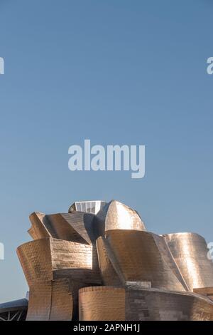 L'emblématique extérieur métallique à la pointe du curvy du musée Guggenheim à Bilbao, en Espagne Banque D'Images
