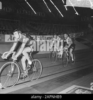 6 jours de vélo à la RAI Amsterdam. Duo leader Bugdahl-Kemper (à droite) Date: 15 décembre 1969 lieu: Amsterdam, Noord-Holland mots clés: Cyclen Nom personnel: Bugdahl, Kemper Nom de l'institution: RAI Banque D'Images