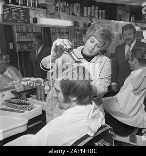 Affectation Eva. Coiffeuse féminine, Mlle Nietvelt, Leidsegracht 70 première femme à Amsterdam à obtenir le diplôme professionnel de coiffeuse masculine Jessica Nietvelt. Elle travaille dans le cas de son père Tonny Nietvelt. Date: 4 Décembre 1969 Lieu: Amsterdam Mots Clés: Coiffeurs Nom Personnel: Nietvelt, Jessica Banque D'Images