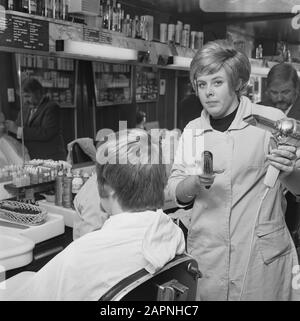 Affectation Eva. Coiffeuse féminine, Mlle Nietvelt, Leidsegracht 70 première femme à Amsterdam à obtenir le diplôme professionnel de coiffeuse masculine Jessica Nietvelt. Elle travaille dans le cas de son père Tonny Nietvelt. Date: 4 décembre 1969 lieu: Amsterdam mots clés: Coiffeurs, coiffeurs Nom personnel: Nietvelt, Jessica Banque D'Images