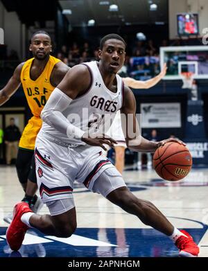 23 janvier 2020 Moraga CA, États-Unis St. Mary's Gaels forward Malik Fitts (24) conduit au hoop pendant le match de basket-ball NCAA pour Homme entre San Francisco Dons et le Saint Mary's Gaels 58-48 gagner au Pavillon McKeon Moraga Calif. Thurman James / CSM Banque D'Images