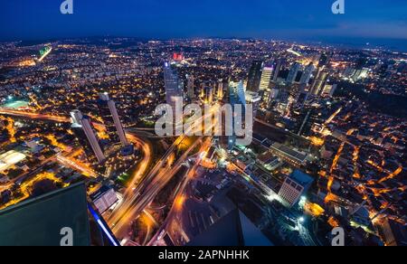 Vue panoramique de nuit depuis la tour Sapphire à Istanbul, en Turquie Banque D'Images