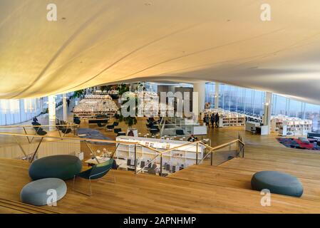 Helsinki, FINLANDE - 28 décembre 2019 : Bibliothèque centrale d'Helsinki Oodi - Bibliothèque moderne. Intérieur, espace de lecture avec beaucoup de livres et de chaises Banque D'Images