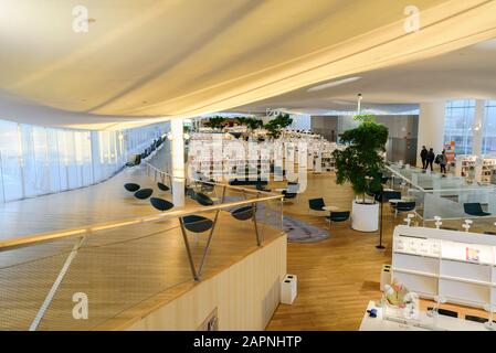 Helsinki, FINLANDE - 28 décembre 2019 : Bibliothèque centrale d'Helsinki Oodi - Bibliothèque moderne. Intérieur, espace de lecture avec beaucoup de livres et de chaises Banque D'Images