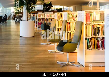 Helsinki, FINLANDE - 28 décembre 2019 : Bibliothèque centrale d'Helsinki Oodi - Bibliothèque moderne. Intérieur, espace de lecture avec beaucoup de livres et de chaises Banque D'Images