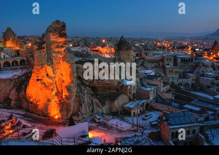 Ville de Göreme le soir en Cappadoce, Anatolie centrale, Turquie. Cappadoce D'Hiver Banque D'Images