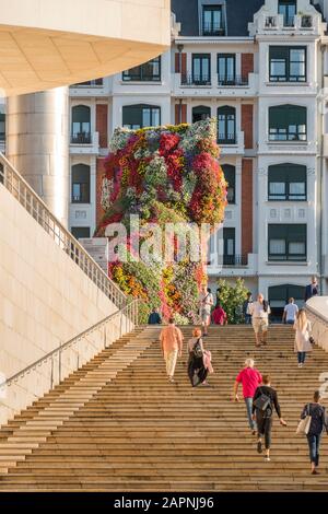 Chiot de Jeff Koons, un grand chien floral à l'extérieur de l'entrée du Guggenheim à Bilbao, en Espagne Banque D'Images