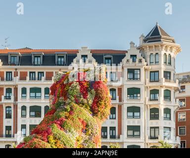 Chiot de Jeff Koons, un grand chien floral à l'extérieur de l'entrée du Guggenheim à Bilbao, en Espagne Banque D'Images