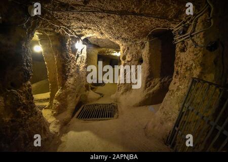 La ville souterraine de Derinkuyu est une ancienne ville grotte à plusieurs niveaux en Cappadoce, en Turquie. Pierre utilisée comme porte dans la vieille ville souterraine Banque D'Images