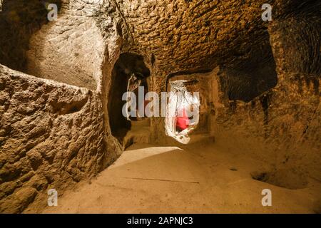 La ville souterraine de Derinkuyu est une ancienne ville grotte à plusieurs niveaux en Cappadoce, en Turquie. Pierre utilisée comme porte dans la vieille ville souterraine Banque D'Images